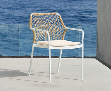 FASTRUP білий садовий стілець біля моря