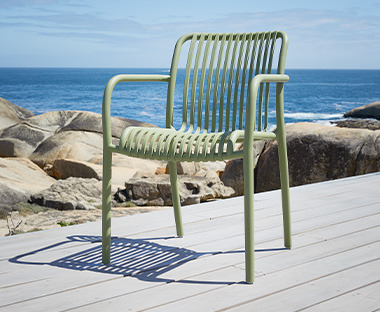 Складаний стілець NABBEN м'ятно-зелений біля моря 