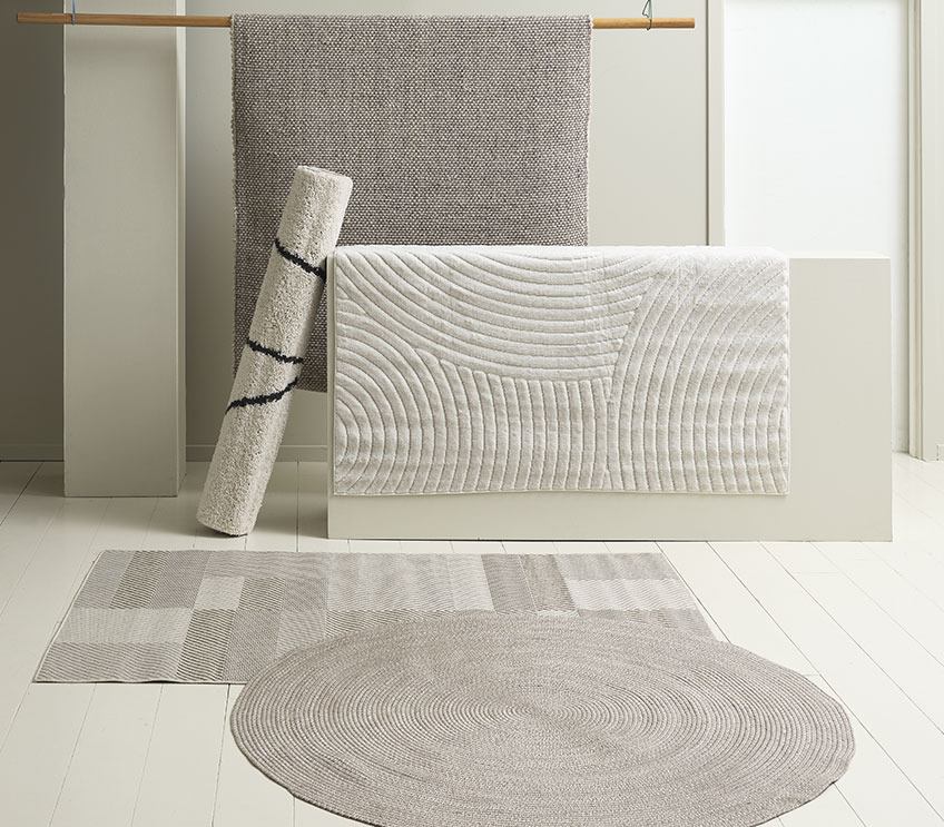Круглий килимок для дому перед квадратними килимами в різних натуральних відтінках 
