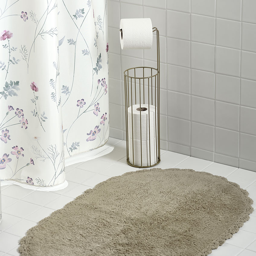 Занавіска для душу, килимок для ванної та тримач для туалетного паперу у ванній кімнаті