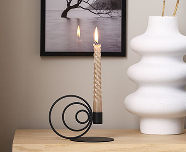 Чорний металевий свічник і кручені свічки