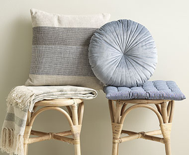 Різнокольорові декоративні подушки у блакитних відтінках