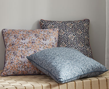 Три декоративні подушки  з квітковим принтом різних кольорів