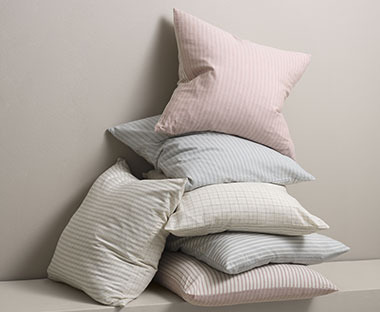 Декоративні подушки в пастельних кольорах
