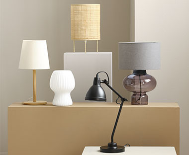 П'ять різних настільних ламп різного дизайну