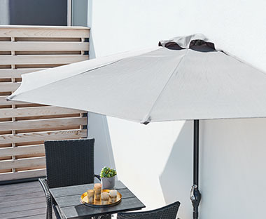 Балконна парасоля, пів парасолі на балконі зі столиком та стільцями