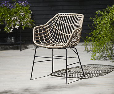 Садовий стілець з лози та металу