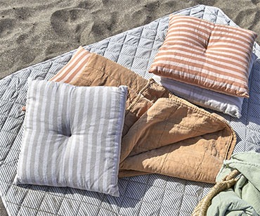 Садові подушки та ковдри на пляжі 