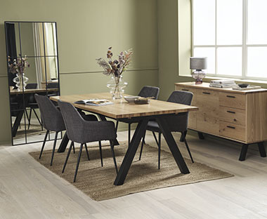 Набір обідніх меблів - прямокутний обідній стіл з дерева та сірі стільці 