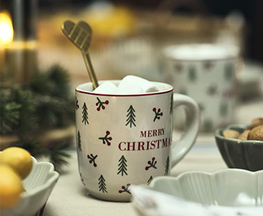 Різдвяна чашка з різдвяним мотивом і чайною ложкою у формі серця