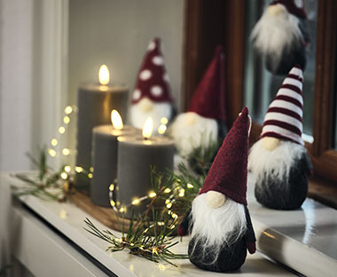 Різдвяні ельфи та свічки на підвіконні