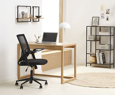 Чорне офісне крісло, дерев'яний стіл та лептоп