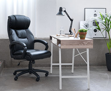 Офісне крісло та письмовий стіл
