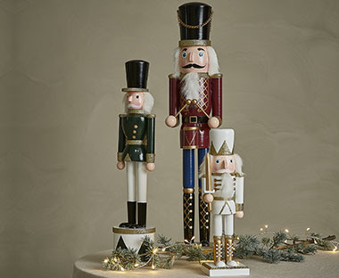 Різдвяні дерев'яні фігурки солдатиків різних розмірів
