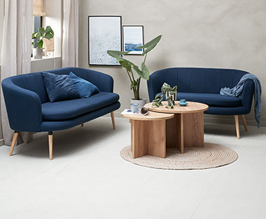 Кавовий столик з двома синіми диванами