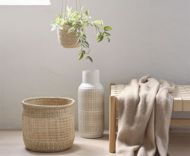 Плетений кошик, велика підлогова ваза та квітковий горщик із зеленою штучною рослиною
