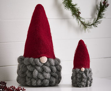 Розмістіть різдвяних ельфів поруч один з одним у двох різних розмірах 
