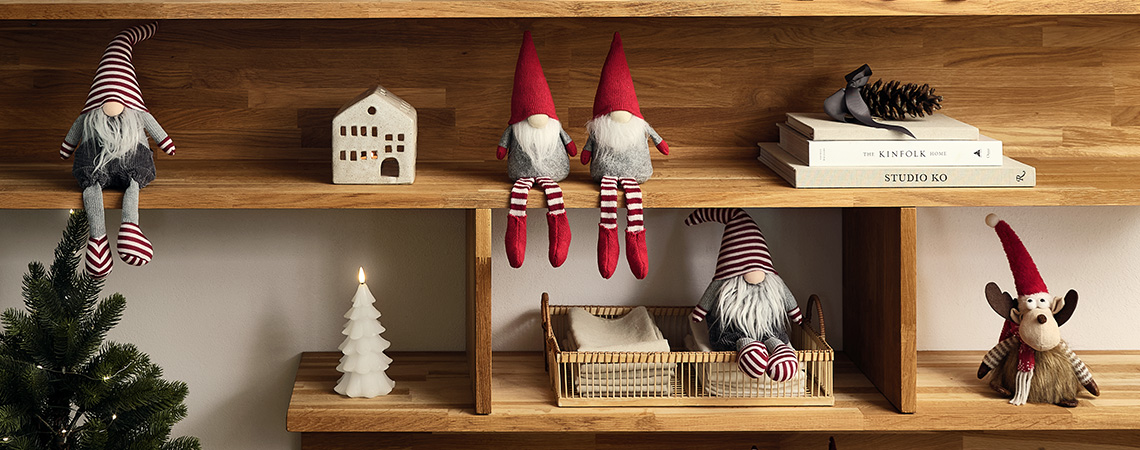 Різдвяні гноми та різдвяні ельфи у вітальні, прикрашеній до свят