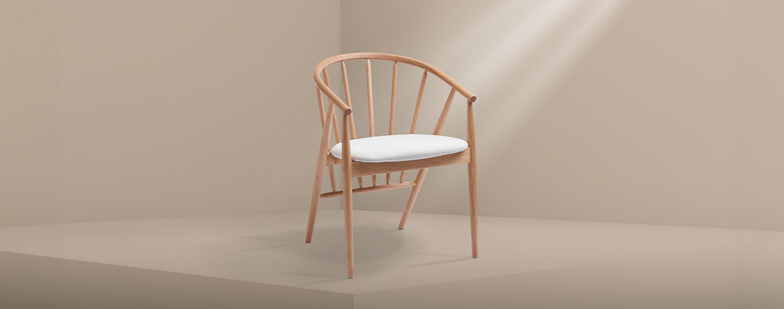 Обідній стілець з білосніжним сидінням, виготовлений з масиву дуба