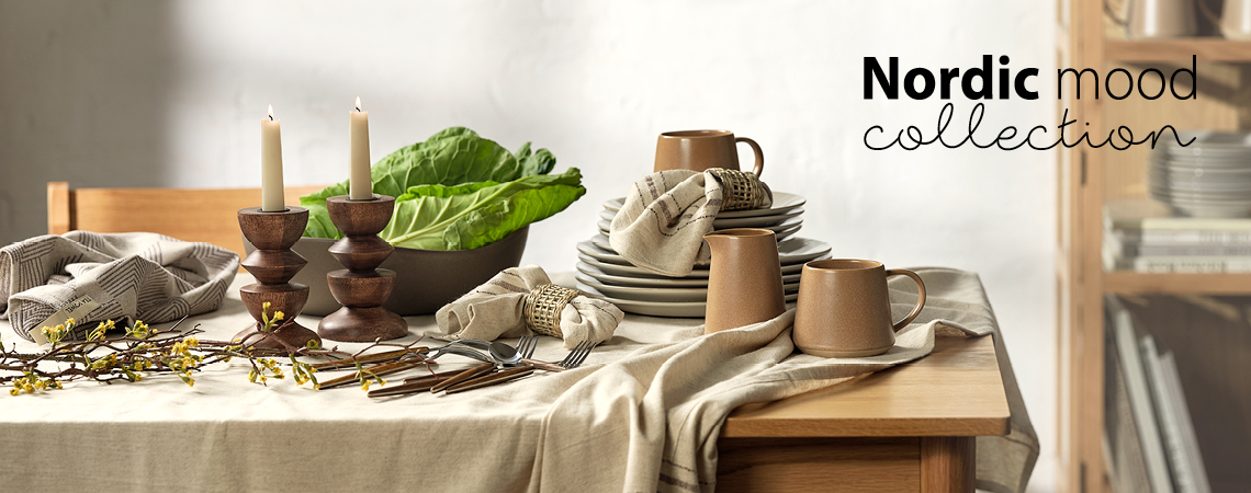 Посуд: кружка, молочник, тканинні серветки та скатертина на обідньому столі