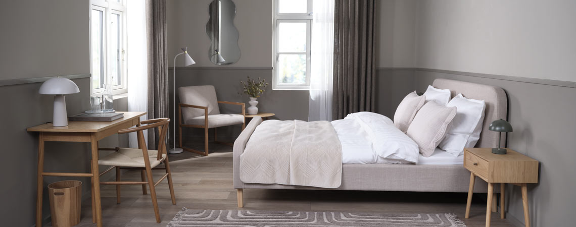 Каркас ліжка KONGSBERG і тумбочка HOKKSUND М'який каркас ліжка в спальні з офісним простором