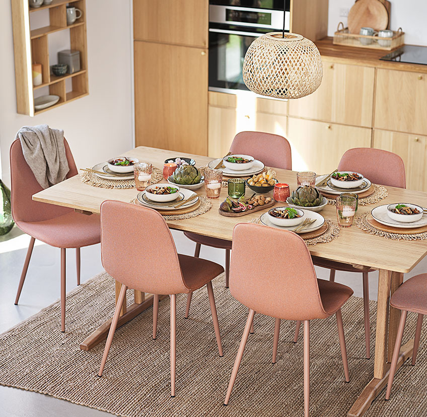 Ніжні персикові обідні стільці навколо обіднього столу на кухні