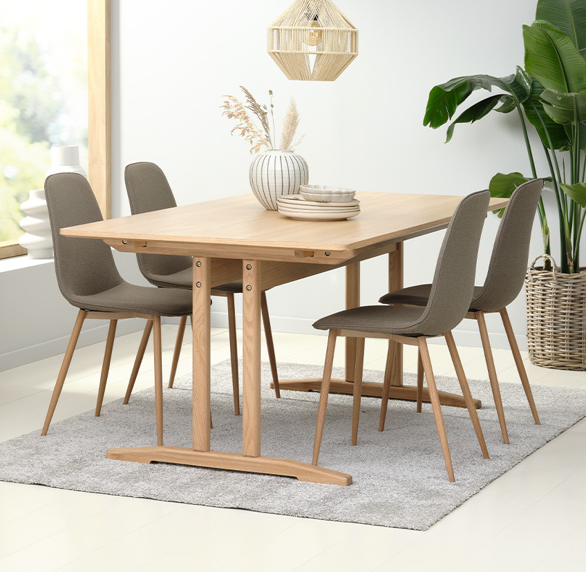Обідні стільці оливкового кольору та обідній стіл у вітальні