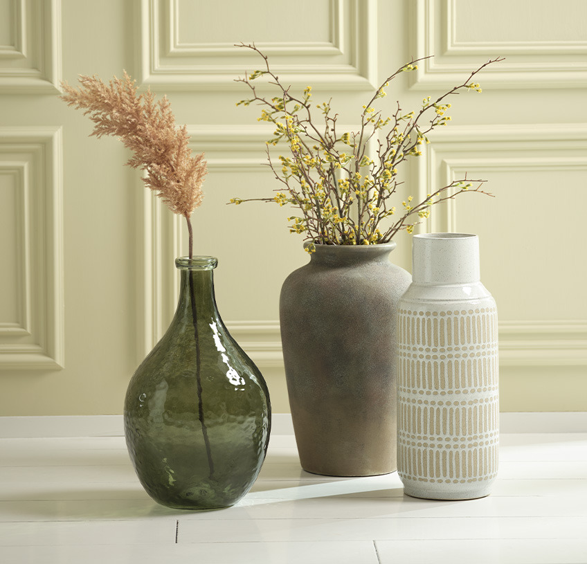 Три великі підлогові вази зеленого, коричневого та бежевого кольорів