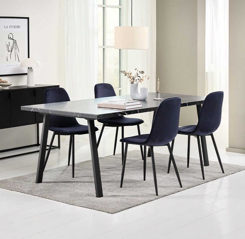 Темно-синій обідній оксамитовий стілець та обідній стіл під чорний мармур