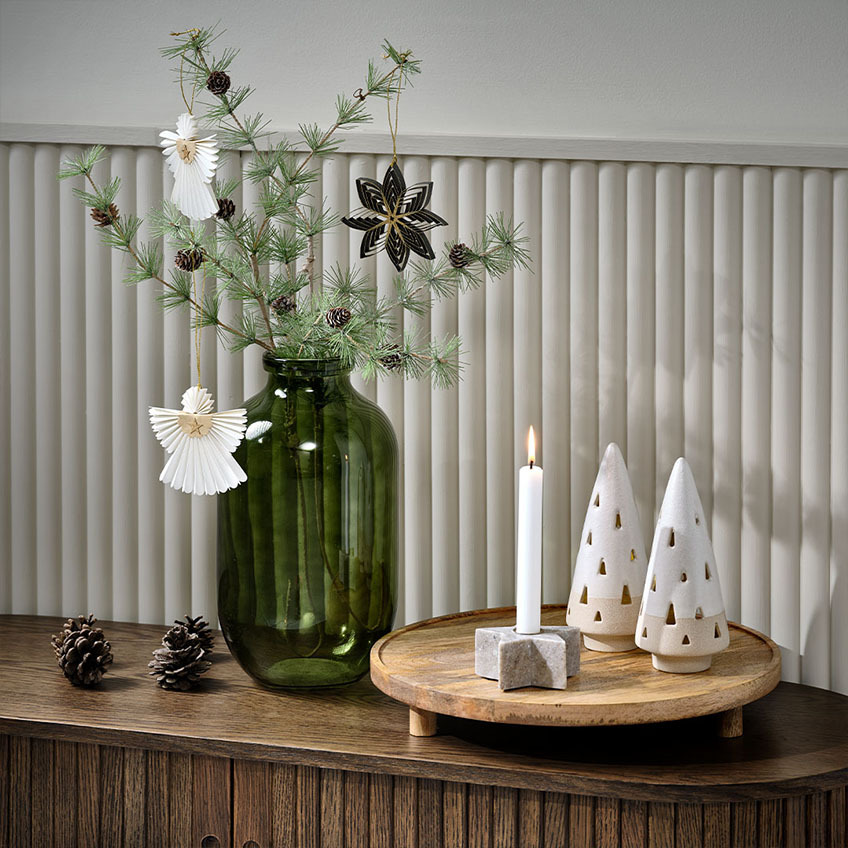 Ялинова гілочка з прикрасами у вазі зі скандинавським різдвяним декором