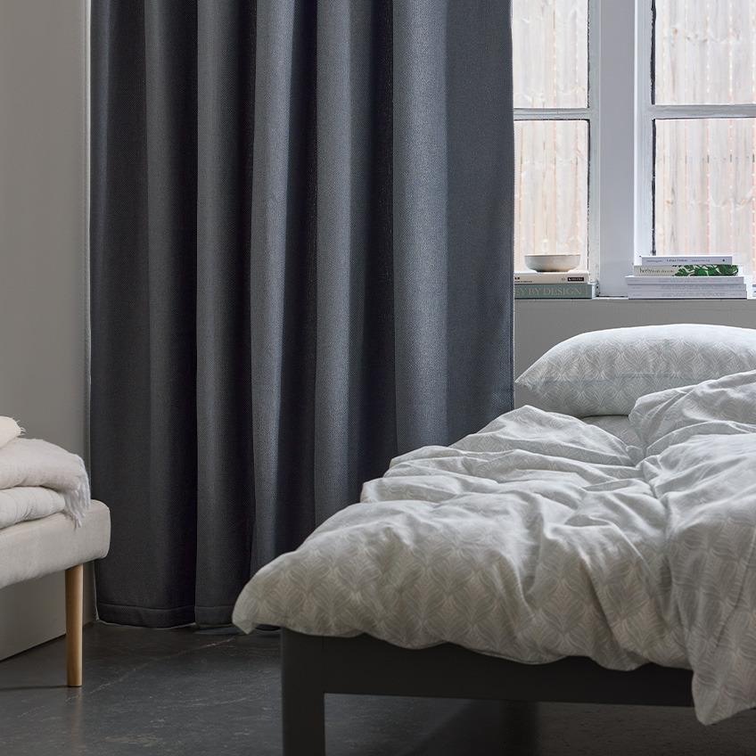Ізоляційна штора HERDLA сірого кольору в спальні