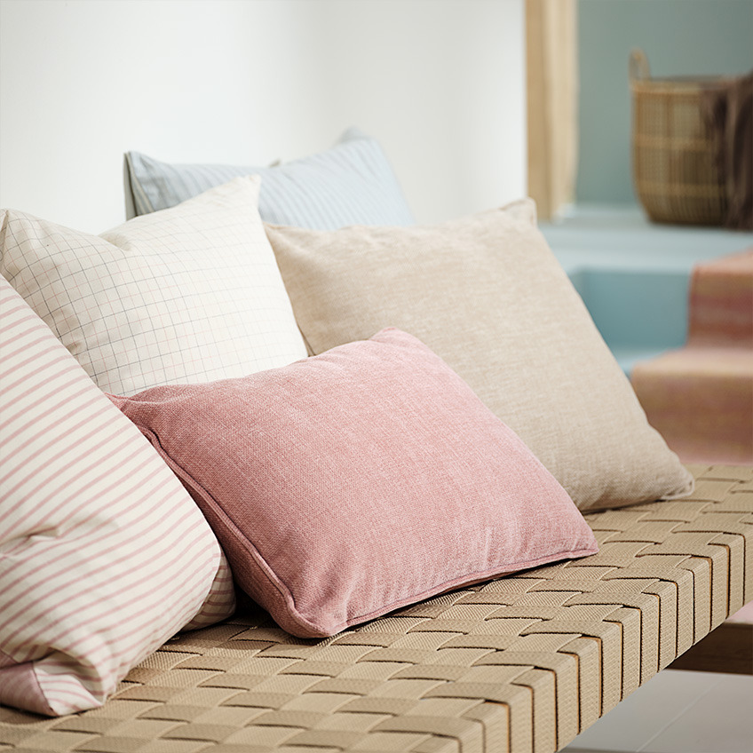 Декоративний чохол на подушку у бежево-рожевому кольорі