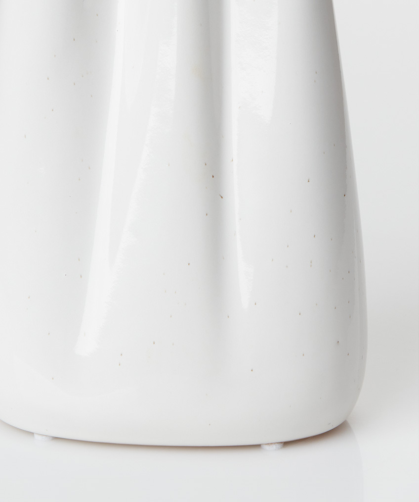 Біла ваза з м'якими, органічними лініями