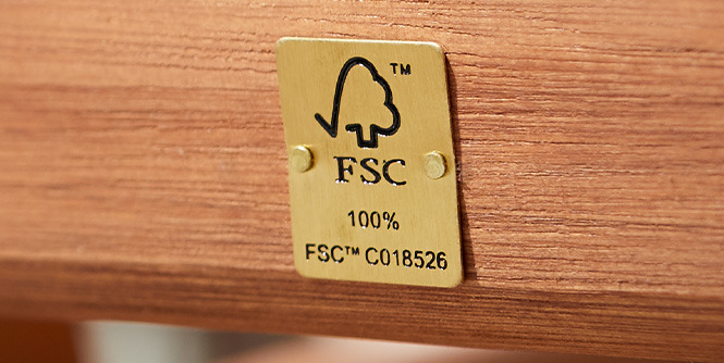 Металева табличка з логотипом FSC на меблях з твердої деревини