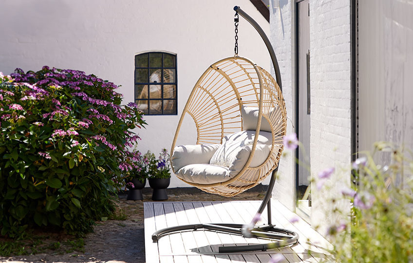 Садове крісло-гойдалка, виготовлене з петану 