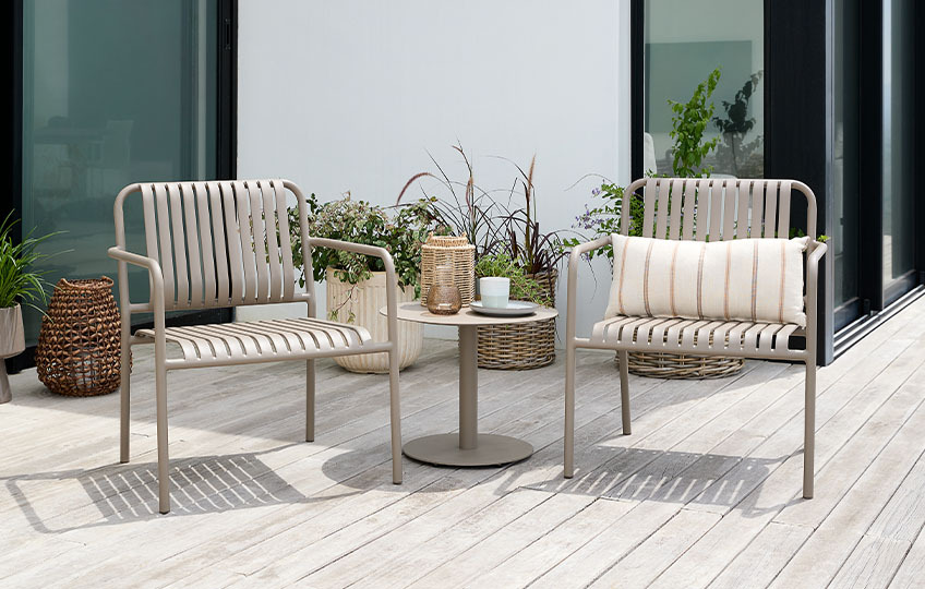 Садовий лаунж стілець та садовий столик, виготовлений з алюмінію та сталі 