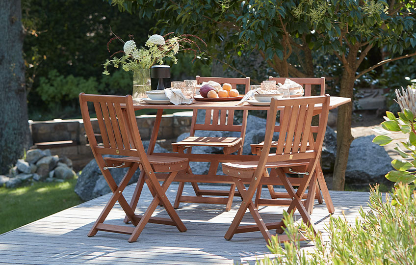 Садовий стіл з деревини евкаліпту та садові стільці на патіо