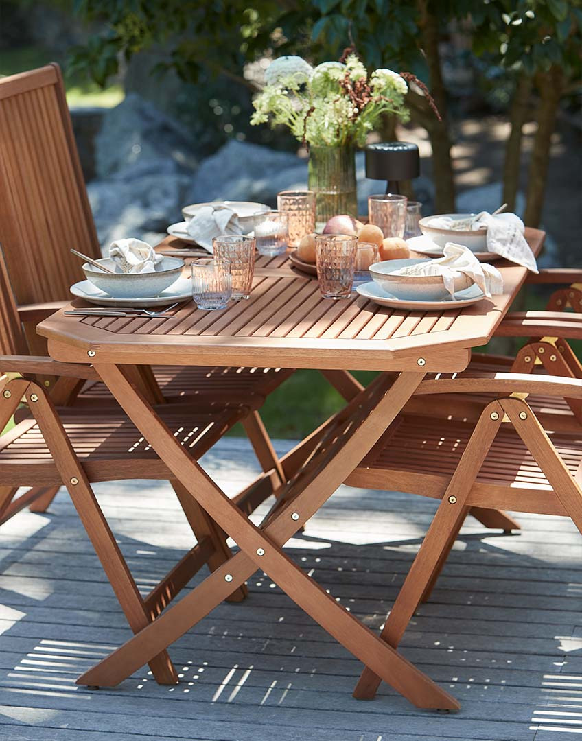 Садовий стіл та садові стільці, виготовлені з деревини евкаліпту на патіо
