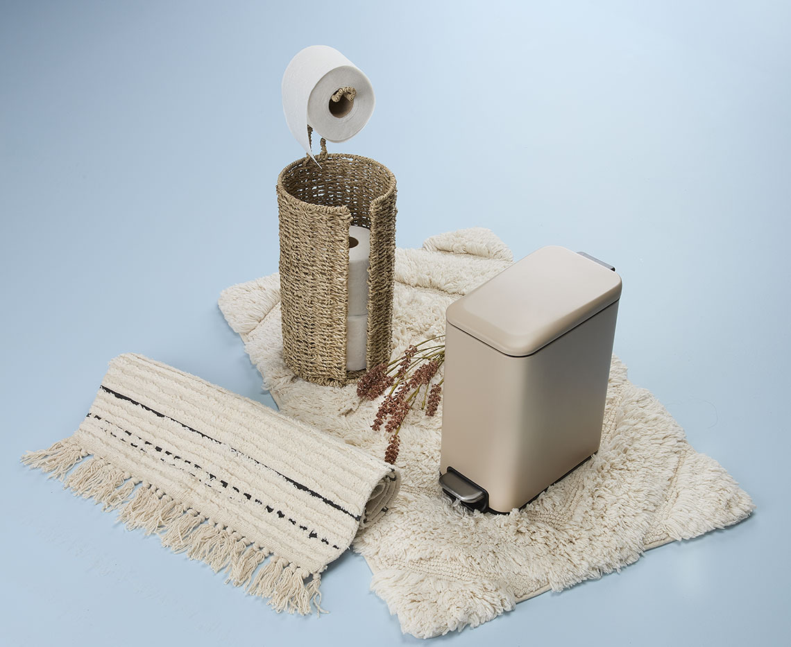 Килимки для ванної з тримачем для туалетного паперу та квадратним туалетним відром для сміття. 