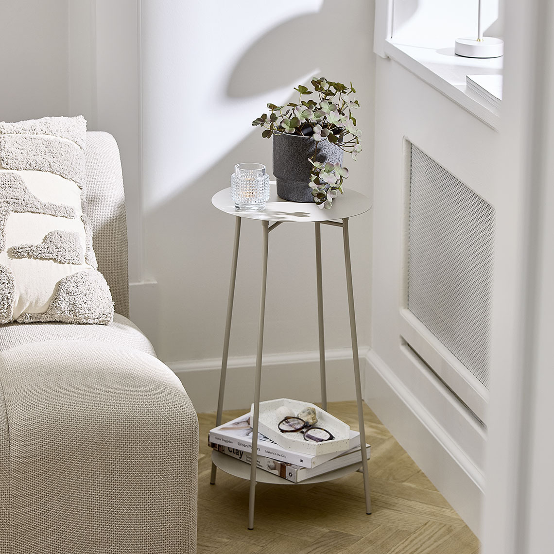 Plant pot holder with artificial plant on a pedestal