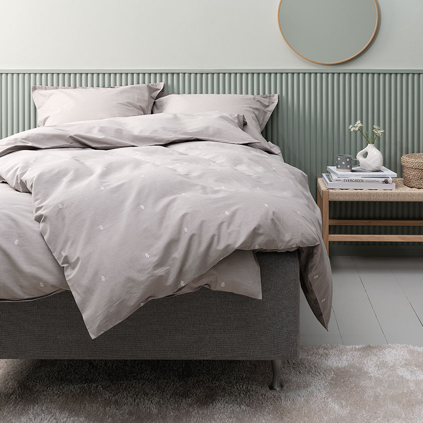 Світло-сірий комплект підковдри та бавовняної постільної білизни, включаючи наволочку на ліжко в спальні