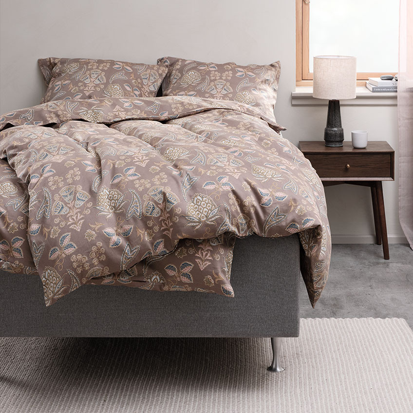 Комплект підковдри та бавовняної постільної білизни з малюнком пейслі на ліжку в спальні 