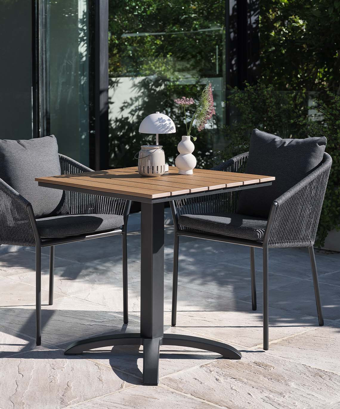 HOBRO garden table and BRAVA garden chairs Вуличний стіл зі стільницею зі штучного дерева та стільцями з подушками, які швидко сохнуть