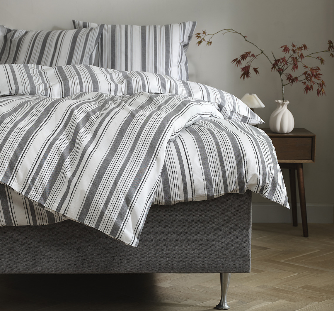Комплект IDA, сертифікований за стандартом OEKO-TEX® STANDARD 100, сертифікація Better Cotton Смугастий комплект постільної білизни у спальні
