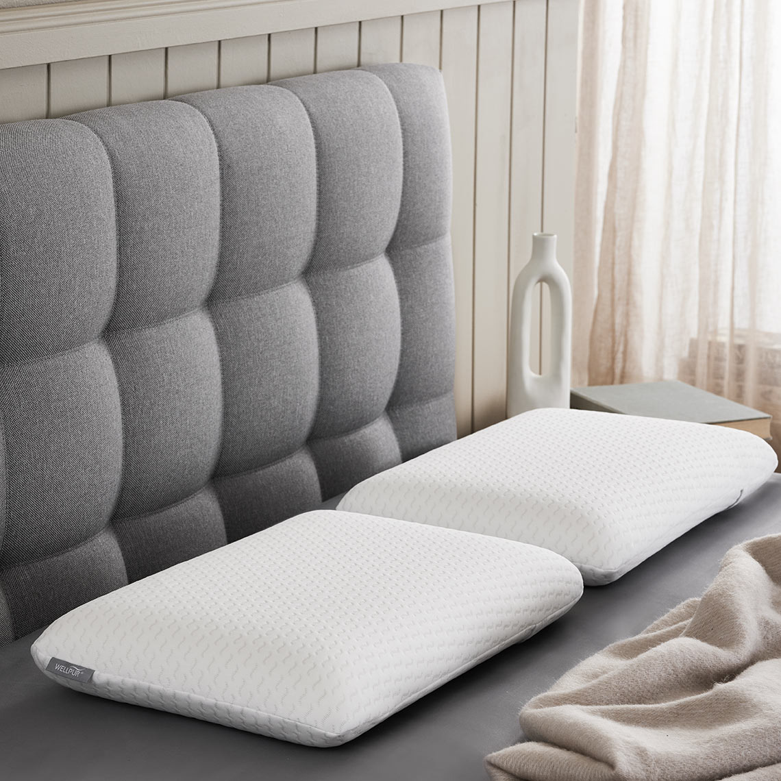 Дві подушки з Memory Foam на ліжку