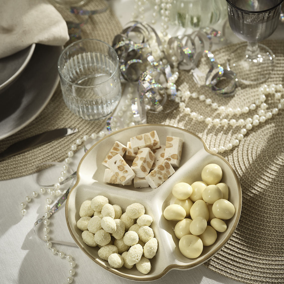 Секційна тарілка JENSEN Порцелянова секційна тарілка із снеками на святковому столі