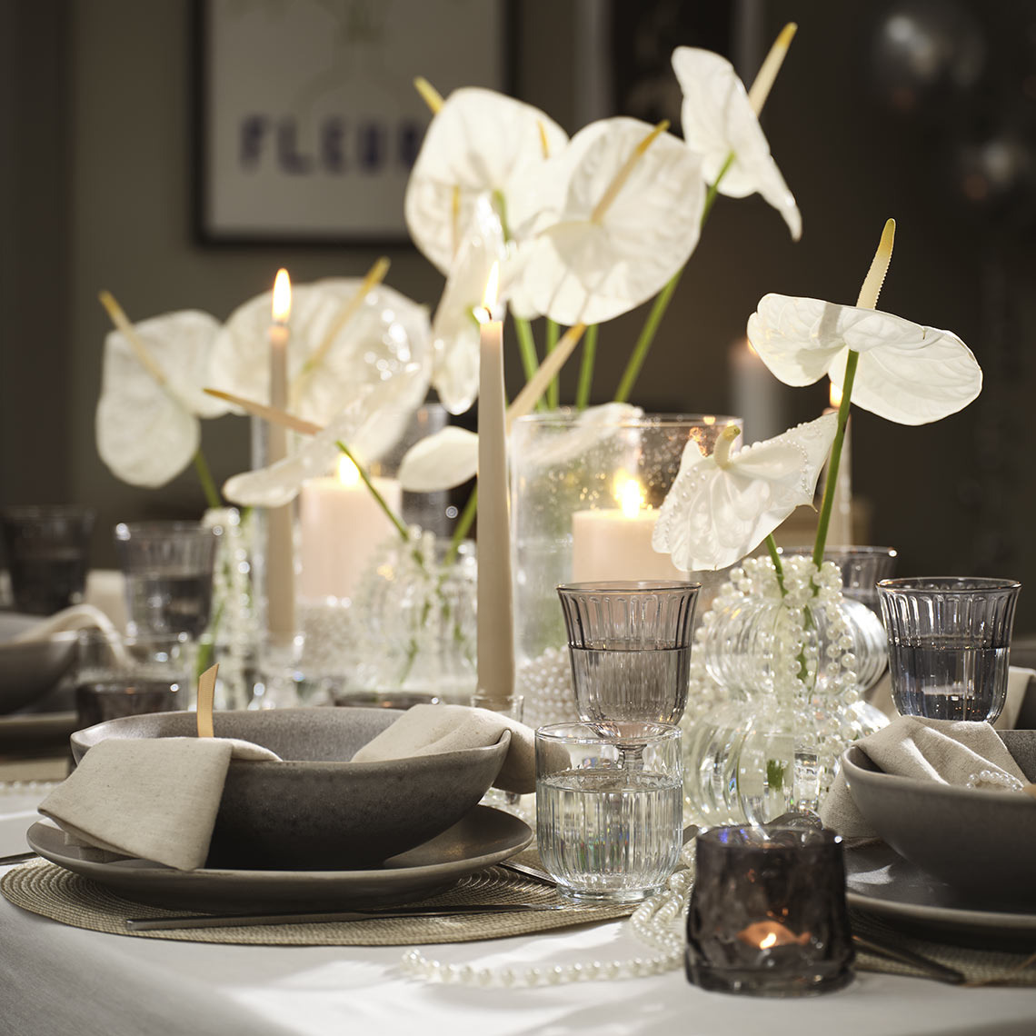 Свічник GUDMAN та колекція посуду ELIAS Святковий стіл, сервірований у ніжних тонах з бокалами, тарілками та свічниками