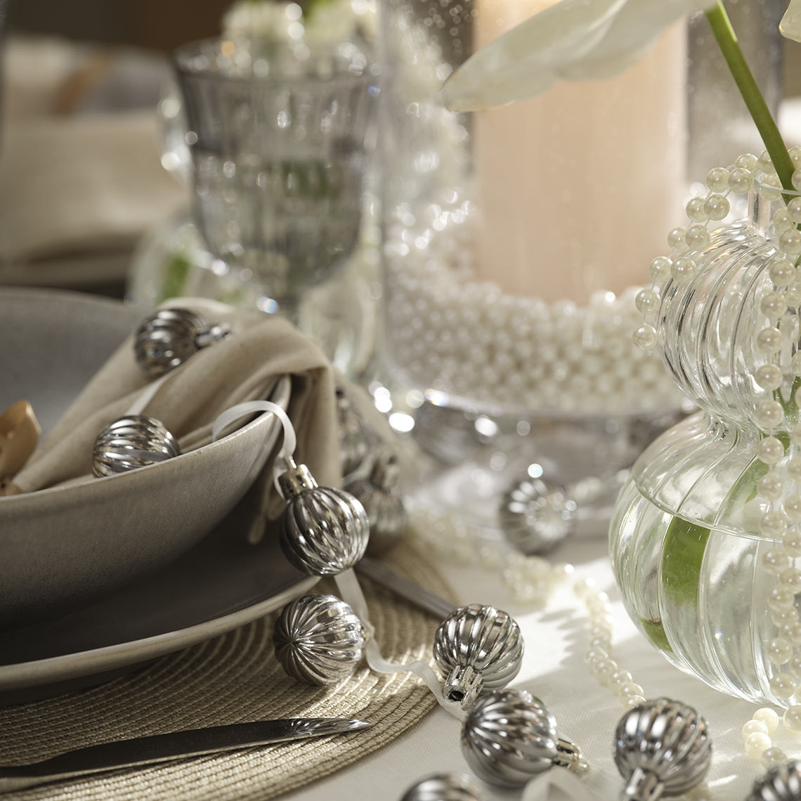 Ялинкові прикраси HELIOTROP Сріблясті ялинкові прикраси, вази та свічі, як елемент сервірування столу