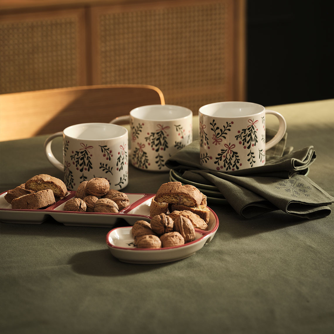 Кухоль LIN, Миска LIN та серветки тканинні STJERNESTEN Різдвяний посуд - кухлики, секційні тарілки з новорічним принтом та зелені тканинні серветки