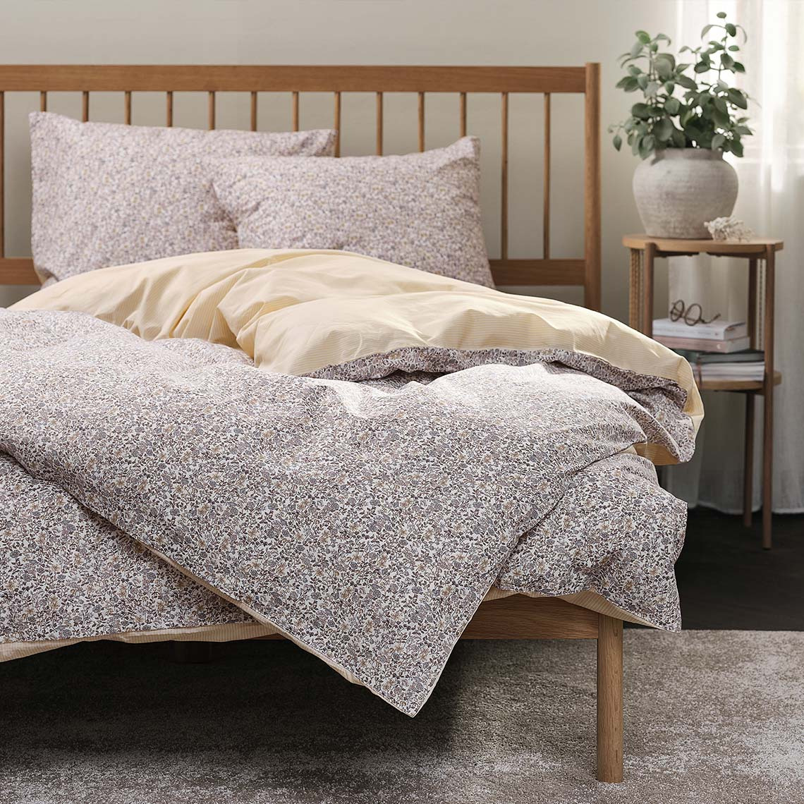 Комплект постільної білизни у дрібну фіолетово-жовту квіточку з жовтими смужками зі зворотного боку